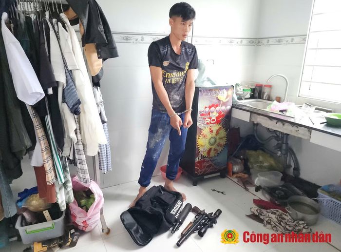 Ngô Hoàng Hậu cùng tang vật.