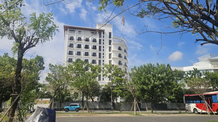 Dự án nằm trên khu đất trung tâm, bên cạnh là trụ sở mới của UBND TP Huế.