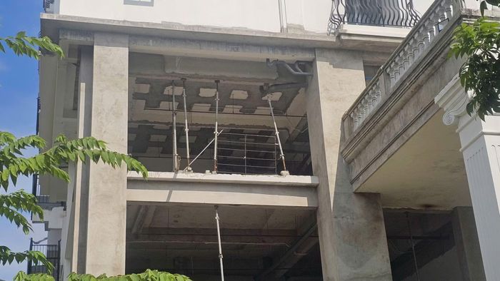 Nhiều hạng mục thi công dở dang.