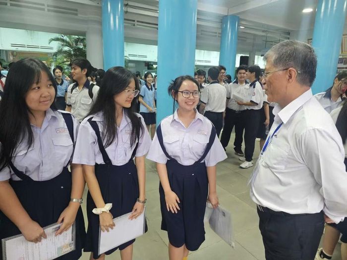 Các thí sinh tự tin trước khi vào phòng thi.