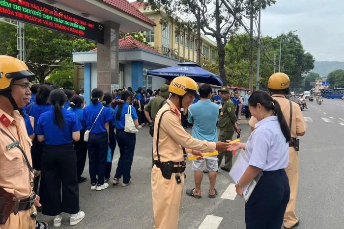 Đội CSGT Tuần tra dẫn đoàn điều tiết giao thông và hỗ trợ thí sinh trước cổng điểm thi trường THCS Lê Lợi (phường Xuân Hòa).