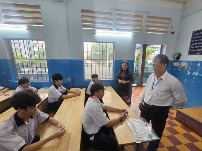 Ông Nguyễn Văn Hiếu, Giám đốc Sở GD&amp;ĐT TP Hồ Chí Minh động viên thí sinh tại điểm thi Trường THCS Đoàn Thị Điểm (phường Nhiêu Lộc).