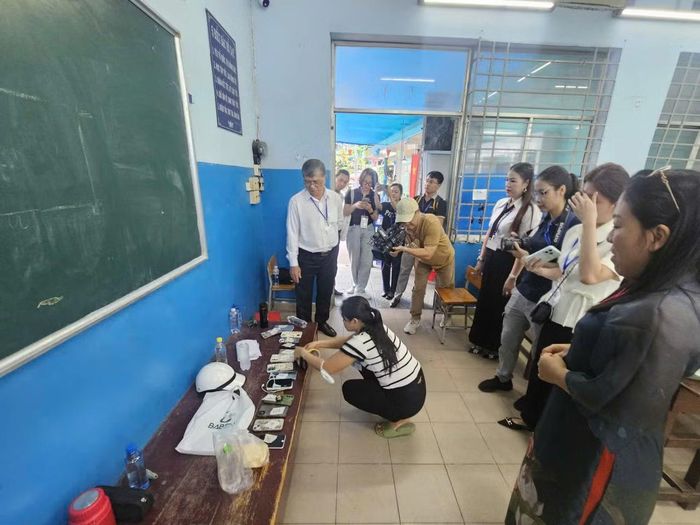 Khu vực để thiết bị di động của thí sinh.