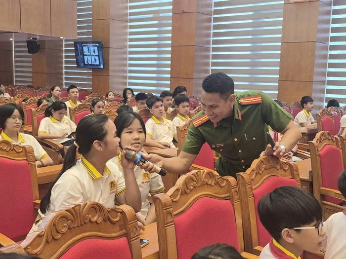 Các bé trả lời câu hỏi liên quan đến kiến thức phòng cháy, chữa cháy.