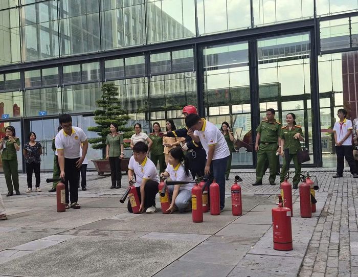 Tập huấn chuyên đề “ Em là chiến sĩ Cảnh sát phòng cháy, chữa cháy” cho con thương binh liệt sĩ Công an