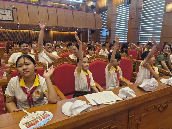  Các cháu hăng hái tham gia trả lời các câu hỏi tình huống tại buổi tập huấn chuyên đề PCCC . 