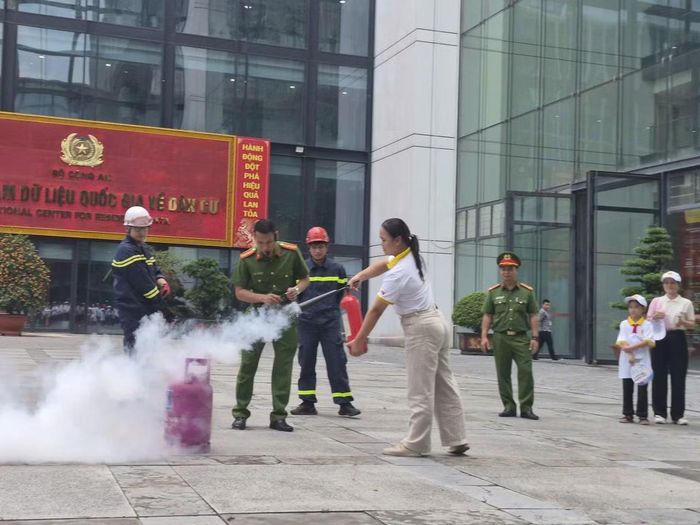 Các cháu thực hành chữa cháy.