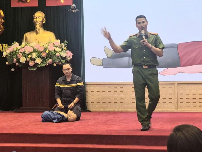 Thầy Khả và các cán bộ trong kíp hướng dẫn các cháu kỹ năng cấp cứu khi có người bị ngừng tim khi đuối nước.