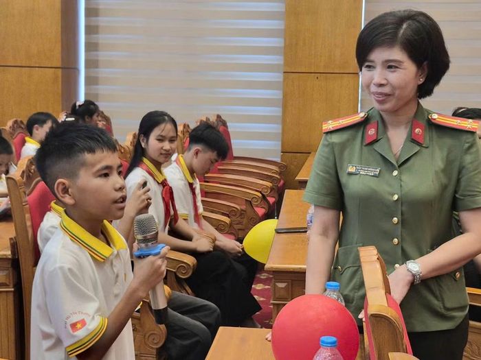  Bé Nguyễn Xuân Phúc hào hứng xung phong trả lời câu hỏi tình huống tại lớp tập huấn. 