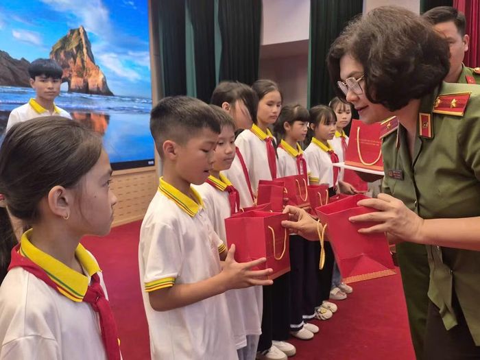 Các cháu nhận quà từ ban tổ chức.