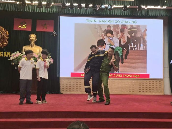 Thầy giáo Trần Văn Khả và các CBCS trong kíp hỗ trợ giảng dạy trực tiếp thực hành kỹ năng cứu người bị thương thoát ra khỏi đám cháy.