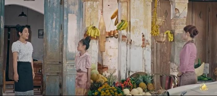 Cảnh nữ tình báo Hoài Châu tiếp cận vợ con Nguyễn Thành trong tập 9 phim "Tận hiến".