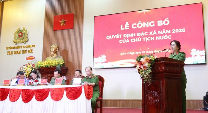 Thượng tá Phạm Thị Minh Hải, Phó giám thị Trại giam Thủ Đức đọc danh sách các phạm nhân được đặc xá.