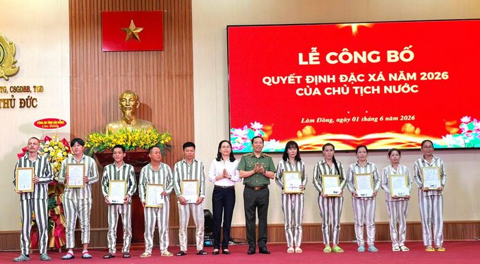 Thứ trưởng Lê Văn Tuyến và bà Lê Thị Thành Thái, Phó Chánh án TAND tỉnh Lâm Đồng trao quyết định đặc xá cho các phạm nhân.