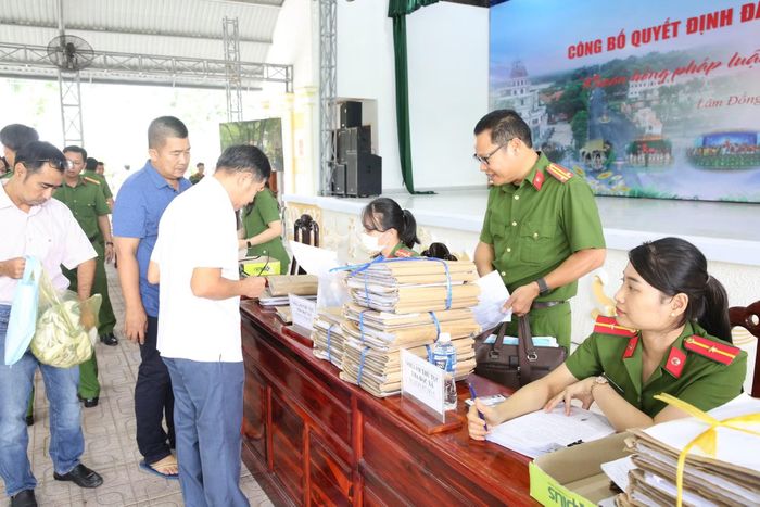 Cán bộ Trại giam Thủ Đức làm thủ tục cấp giấy chứng nhận đặc xá cho các phạm nhân.