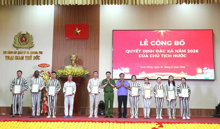 Lãnh đạo các Cục nghiệp vụ, Trại giam Thủ Đức cùng lãnh đạo ban ngành trao quyết định đặc xá cho các phạm nhân.