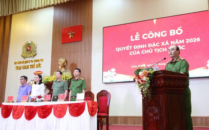 Đại tá Phan Hồng Lam, Giám thị Trại giam Thủ Đức, công bố quyết định đặc xá của Chủ tịch nước.