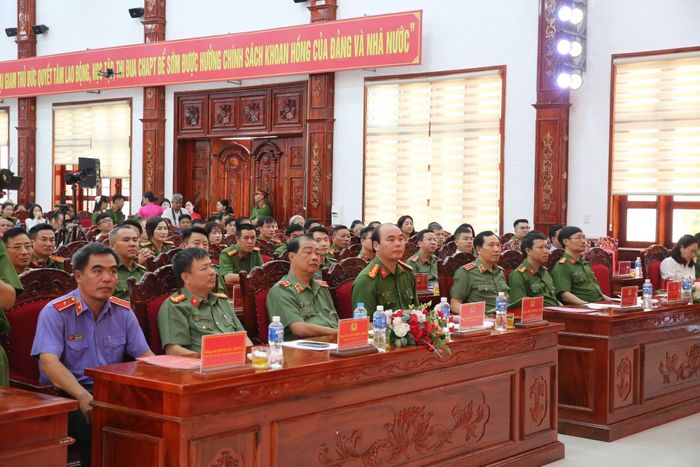 Thứ trưởng Lê Văn Tuyến cùng các đại biểu dự buổi lễ.