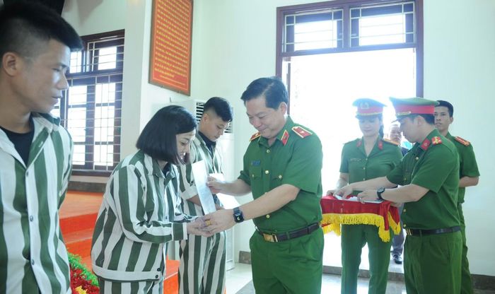 Thiếu tướng Nguyễn Thanh Trường trao Quyết định đặc xá, Thẻ Căn cước và sim Mobifone cho các phạm nhân được đặc xá.