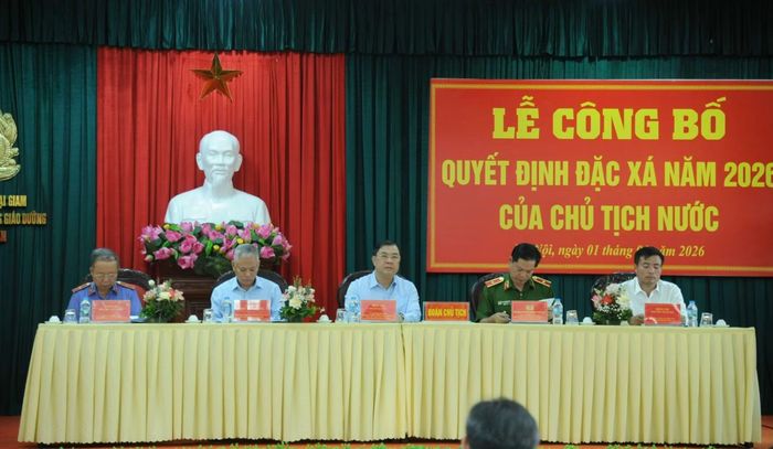 Phó Thủ tướng Thường trực Chính phủ Phạm Gia Túc và các đồng chí lãnh đạo chủ trì Lễ Công bố Quyết định đặc xá.