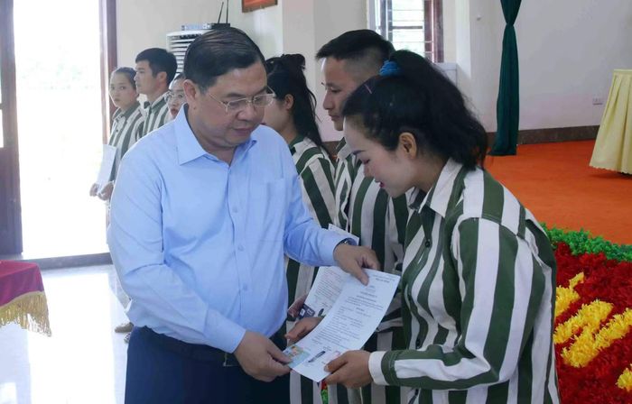 Phó Thủ tướng Thường trực Chính phủ Phạm Gia Túc trao Quyết định đặc xá, Thẻ Căn cước và sim Mobifone cho các phạm nhân được đặc xá.