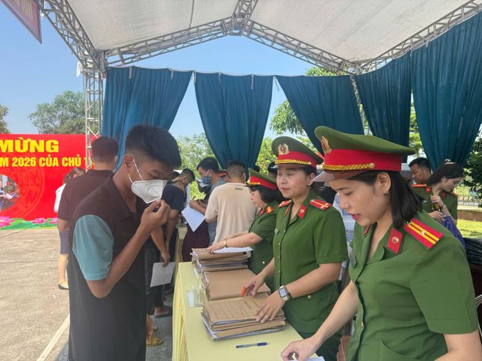 Cán bộ Trại giam Thanh Xuân làm thủ tục đặc xá cho các phạm nhân.