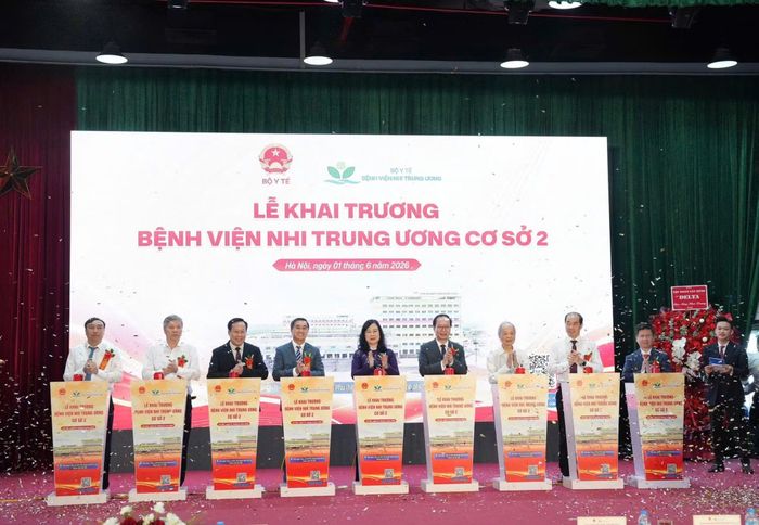 Bộ trưởng Bộ Y tế Đào Hồng Lan cùng các đại biểu thực hiện nghi lễ chính thức khai trương và đưa vào sử dụng cơ sở 2 Bệnh viện Nhi Trung ương.