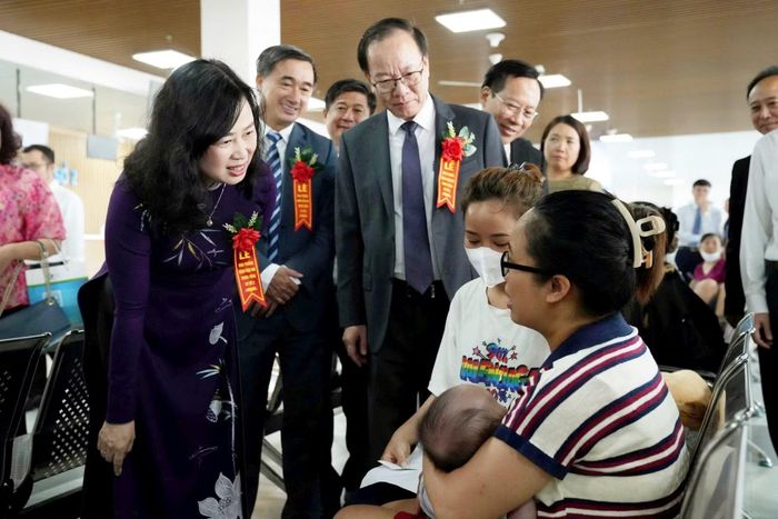 Bộ trưởng Đào Hồng Lan và lãnh đạo Bộ Y tế, lãnh đạo Bệnh viện Nhi Trung ương thăm hỏi sức khỏe, động viên các bé được gia đình đưa đến thăm khám vào ngày Quốc tế Thiếu nhi 1/6.