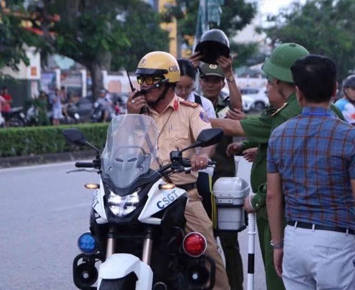 Đại úy Vũ Dương, Phòng CSGT, Công an TP Hải Phòng cùng đồng đội hỗ trợ kịp thời thí sinh Đỗ Trâm Anh bị nhầm địa điểm tham gia kỳ thi.