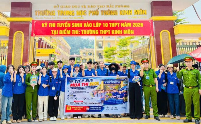 Công an phường Kinh Môn (Hải Phòng) cùng các tình nguyện viên tham gia tiếp sức mùa thi.