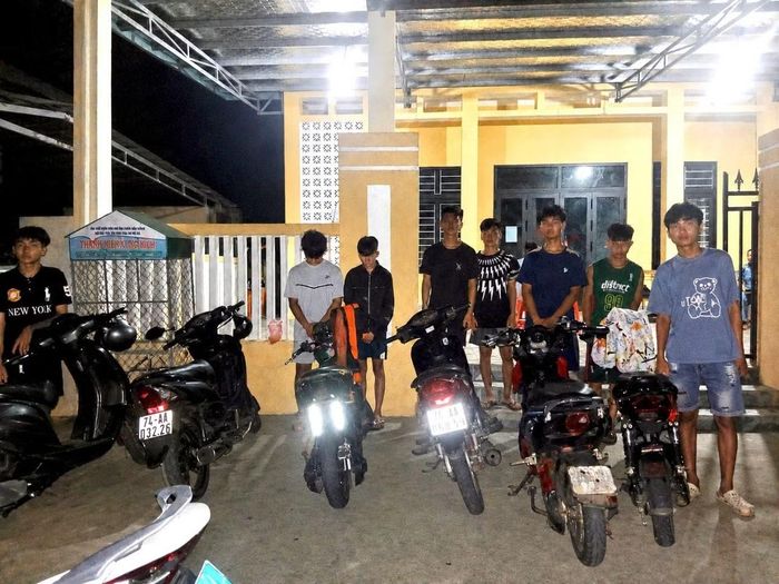 Một số thanh thiếu niên điều khiển xe gắn máy vi phạm Luật an toàn giao thông đường bộ được đưa về trụ sở Công an để xử lý theo quy định của pháp luật.