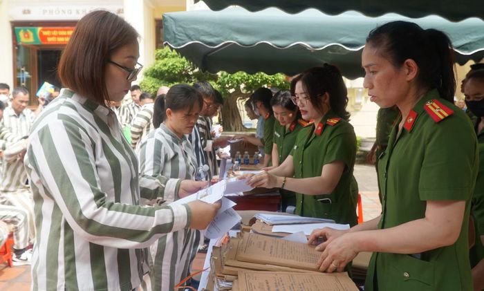 Phạm nhân Nguyễn Thị Thanh Hà nhận quyết định đặc xá.