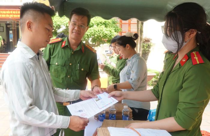 Đại diện Cục Cảnh sát quản lý trại giam, cơ sở giáo dục bắt buộc, trường giáo dưỡng và cán bộ Trại giam Phú Sơn 4 trao quyết định đặc xá cho phạm nhân.