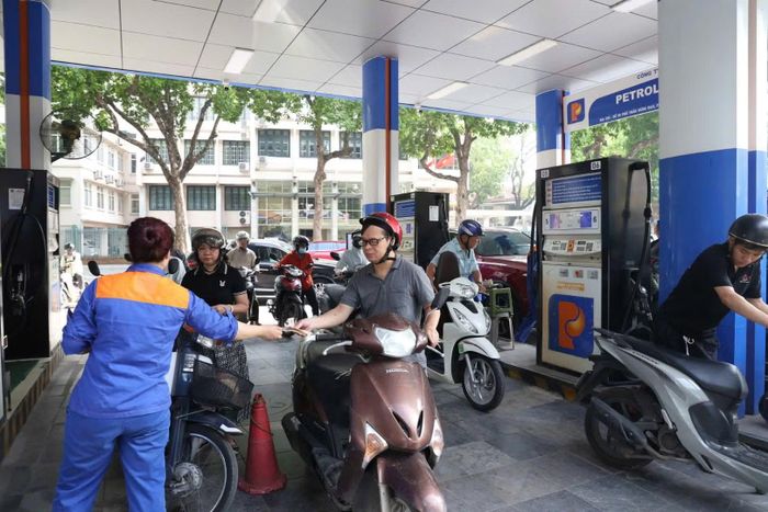 Hoạt động kinh doanh xăng E10 diễn ra bình thường, lượng khách đến đổ xăng duy trì ổn định trong ngày đầu triển khai.
