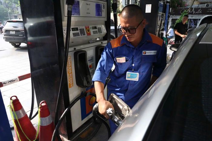 Tại nhiều cây xăng, khách hàng được nhân viên tư vấn, giới thiệu về loại nhiên liệu mới trước khi sử dụng.