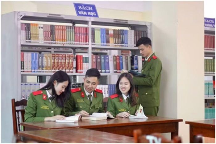 Học viên Công an nghiên cứu các sách văn học.