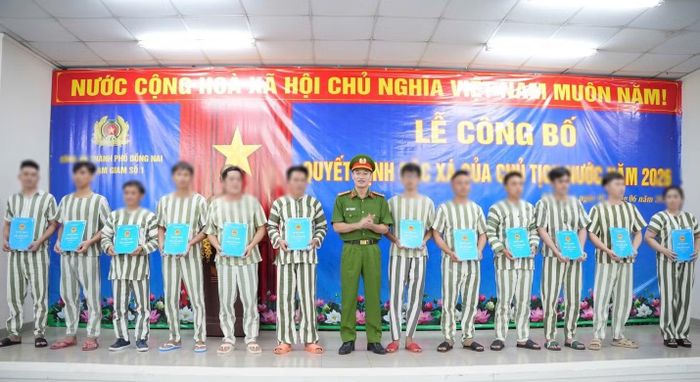 Đại tá Nguyễn Huy Hải, Phó Giám đốc Công an TP Đồng Nai trao quyết định cho các phạm nhân được đặc xá.