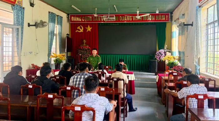 Phòng Cảnh sát thi hành án hình sự và hỗ trợ tư pháp kiểm tra công tác thi hành án hình sự tại cộng đồng và tái hòa nhập cộng đồng tại xã Nghĩa Trung.