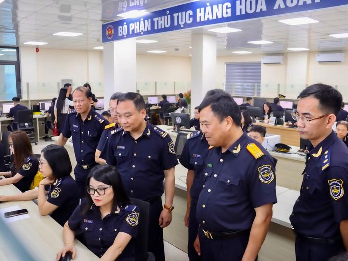 Cục trưởng Cục Hải quan Nguyễn Văn Thọ trực tiếp kiểm tra trong ngày đầu thực hiện thông quan tập trung.
