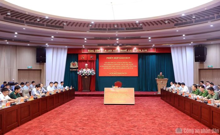 Quang cảnh phiên họp. 