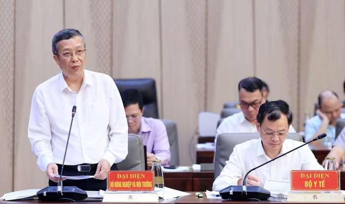 Các đại biểu thảo luận tại phiên họp.