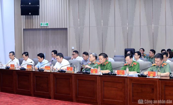 Các đại biểu dự phiên họp.