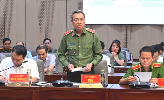 Thiếu tướng Nguyễn Quốc Toản, Chánh Văn phòng Bộ Công an trình bày báo cáo tại phiên họp.