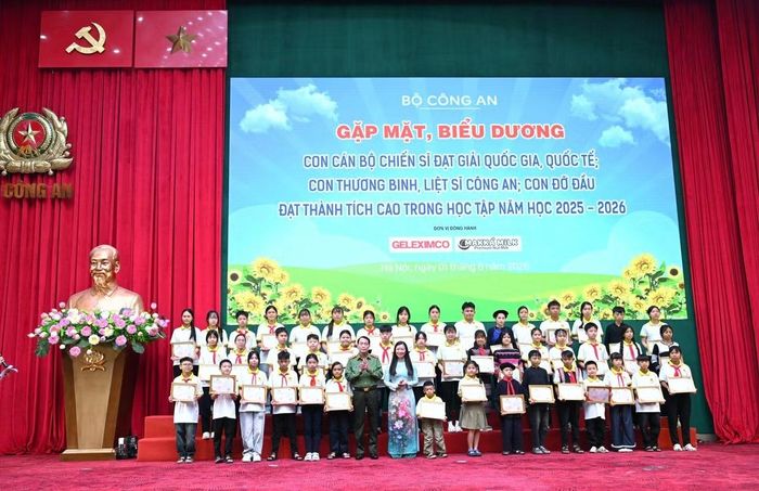 Thứ trưởng Lê Quốc Hùng và đồng chí Nguyễn Thị Thu Hiền tặng Thư khen và học bổng cho các cháu là con CBCS Công an, con thương binh liệt sĩ đạt thành tích cao trong học tập đạt giải quốc tế, quốc gia, năm học 2025-2026.