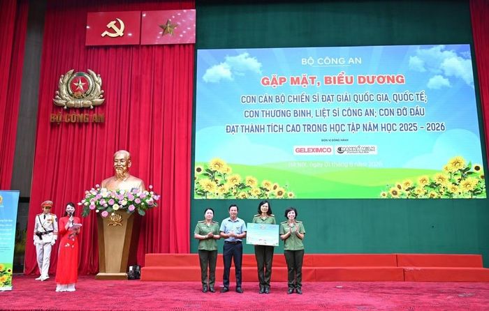 Ông Lê Thế Toàn, phụ trách truyền thông Tập đoàn Geleximco đơn vị đồng hành cùng chương trình đã trao biểu trưng nguồn lực với tổng trị giá 2,5 tỷ đồng để có phần quà trị giá 2 triệu đồng/cháu và tổ chức chương trình “Ngày hè tuyệt vời” tại Khu du lịch quốc tế Đồi Rồng, Đồ Sơn, Hải Phòng.