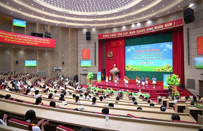 Quang cảnh buổi gặp mặt, biểu dương.