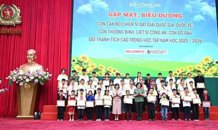  Thiếu tướng Ngô Hoài Thu và đồng chí Trần Thị Bích Loan, Phó Cục trưởng Cục Bà Mẹ trẻ em Cục Y tế trao Thư khen biểu dương các con đỡ đầu của phụ nữ Công an các cấp học giỏi. 