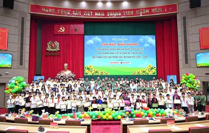 Thứ trưởng Lê Quốc Hùng và các đại biểu và các cháu học sinh tại gặp mặt, biểu dương con cán bộ chiến sĩ đạt giải quốc tế, quốc gia, con thương binh, liệt sĩ và con đỡ đầu CAND.