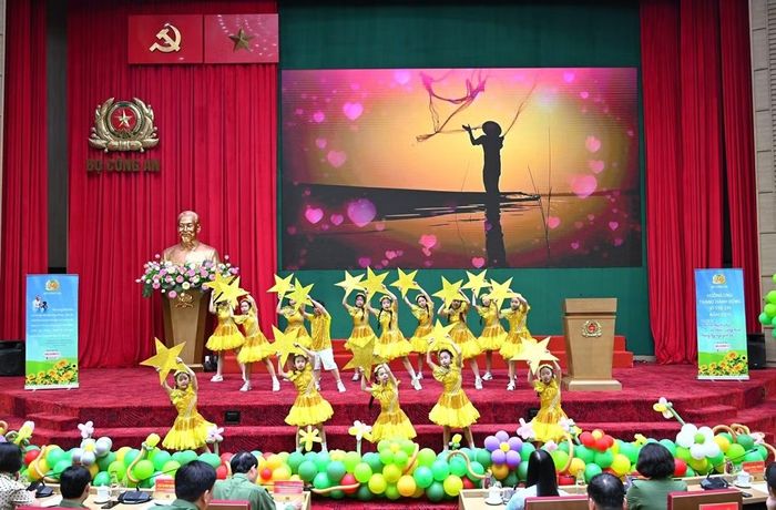 Nhiều tiết mục văn nghệ đặc sắc được các bạn nhỏ biểu diễn chào mừng buổi gặp mặt.