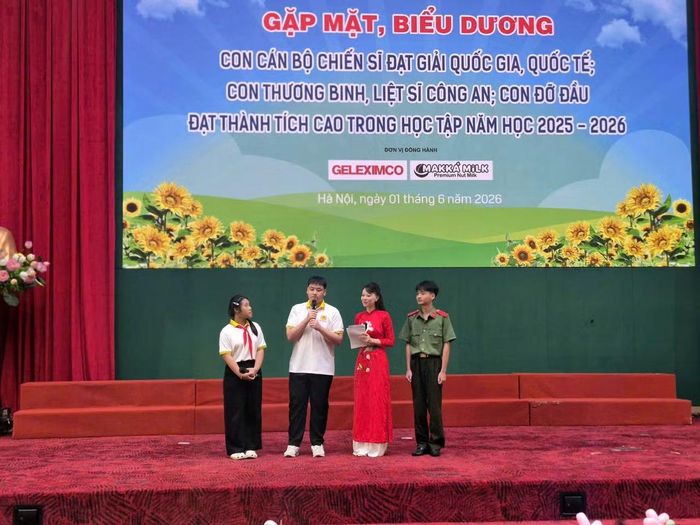 Cháu Tạ Ngọc Minh, học sinh Trường THPT Chuyên Bắc Ninh, đạt Huy chương Bạc Olympic Vật lý châu Á năm 2026, là con đồng chí Tạ Ngọc Dũng, Phó Trưởng phòng CSĐT tội phạm về ma túy Công an tỉnh Bắc Ninh giao lưu tại chương trình. 